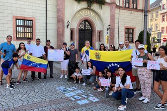 Mittweida: Kundgebung der Flüchtlinge aus Venezuela - Zur Kundgebung auf dem Markt in Mittweida kamen rund 25 Menschen aus Venezuela.