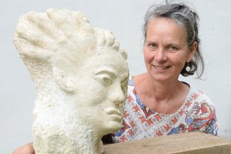 Mittweida: Kunstwerke aus Sandstein heißen „Tigerente“ und „Soulwave“ - Steffi Getzlaff mit „Denken ist Handeln“.