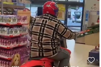 Mittweida: Mann kurvt mit Motocross-Maschine durch Supermarkt - Szenenfoto aus dem Clip vom Motocross-Fahrer im Mittweidaer Lidl-Markt.