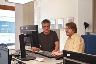 Mittweida: Neustart an beliebter Adresse in der Weberstraße - Breaking news: Die „Freie Presse“-Redakteure Manuel Niemann (r.) und Ingolf Rosendahl beim Gespräch in den neuen Räumen in der Mittweidaer Weberstraße.