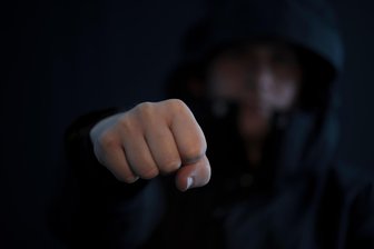 Mittweida: Polizei sucht Hinweise nach brutaler Attacke im Park - Ein unbekannter Täter brachte einen 47-jährigen Mann zu Boden und verletzte ihn schwer.