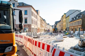 Mittweida: Rochlitzer Straße weiterhin am Technikumplatz gesperrt - Zwar stapeln sich am Anfang der Rochlitzer Straße nicht mehr wie im September die Pflastersteine, aber offensichtlich wurden die nicht so verlegt, dass die Stadt die Arbeiten abnehmen konnte.