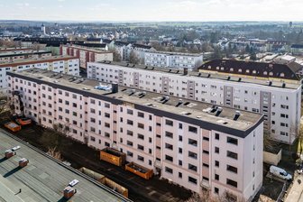 Mittweida: Rückbau beginnt - Wohnblock aus den Siebzigern wird abgerissen - Der Abriss des Wohnblocks Paul-Fleming-Straße 15 bis 27 hat begonnen.