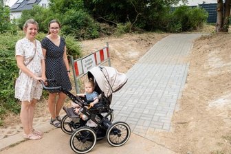 Mittweida schafft Barrierefreiheit für Anwohner - Alice Frenzel (l.), Töchterchen Edda und Stadträtin Madeleine Martschink testen den neuen barrierefreien Verbindungsweg.