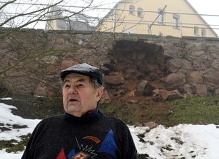 Mittweida: Steine fallen aus maroder Stützmauer - Anwohner Alfred Katzschmann hatte in der Nacht zu Montag ein Poltern gehört. Dass dies von den aus der Stützmauer an der Waldheimer Straße in Mittweida herausgebrochenen Steinen stammte, wurde erst heute bei Tageslicht offensichtlich.