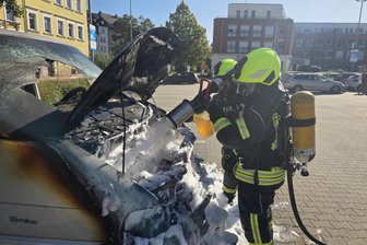 Mittweida: Transporter geht in Flammen auf - Mit Schaum löschten Einsatzkräfte den brennenden Motorraum eines Transporters.