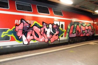 Mittweida: Unbekannte beschmieren Doppelstockwagon eines Zuges - 