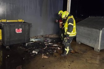 Mittweida: Unbekannte zünden Mülltonne an - Feuerwehr verhindert Schlimmeres - Die Wehren Mittweida und Lauenhain löschten einen Mülltonnenbrand.