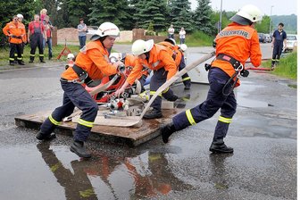 Mittweida und Frankenberg wappnen sich gegen Hochwasser: Weitere Feste sind abgesagt oder verschoben - Mit Regen kämpft die Feuerwehr Gersdorf/Falkenau nicht zum ersten Mal, hier bei einem früheren Wettbewerb. Das Feuerwehrfest am Samstag in Gersdorf soll aber stattfinden.