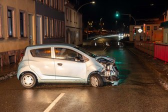Mittweida: Unfall auf der Frankenberger Straße am Mittwochabend - Ein Kleinwagen ist am Mittwochabend auf der Frankenberger Straße in Mittweida mit einem Brückengeländer kollidiert.