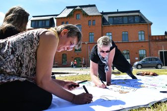 Mittweida verwandelt stille Orte in lebendige Oasen: Eine Initiative, die Schule machen kann - Das Bahnhofsgebäude in Mittweida hat sich verwandelt: vom sanierungsbedürftigen Gemäuer hin zu einem Treffpunkt.