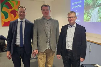 Mittweida: Vortragsreihe zur Begleitung am Lebensende geht weiter - Chefarzt Stephan Schickel (r.) und Daniel Paul (M.) vom Bestattungshaus Paul & Baar bei der Vortragsreihe „Alles im Blick“, begleitet von Carsten Klobe am Keyboard.