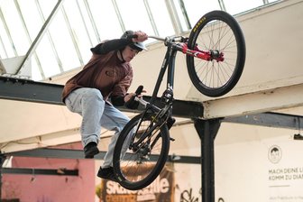 Mittweida will Skateanlage am Freibad umgestalten: Was sich junge Nutzer wünschen - Max Fimmel, hier in der Skatehalle in Chemnitz, nutzt auch gelegentlich den Skatepark in Mittweida.