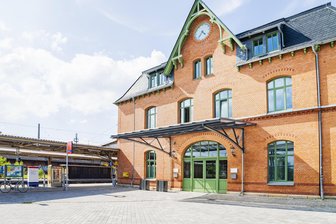 Mittweidaer Bahnhof wird barrierefrei - doch ab wann? - Das Bahnhofsgebäude wurde im August 2023 nach Umbauarbeiten wiedereröffnet.