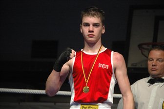 Mittweidaer Boxer beschenkt sich in Döbeln selbst - Levin Dinter vom SV Germania Mittweida gewann beim Weihnachtsboxen in Döbeln seinen ersten Kampf überhaupt. Dabei schickte er seinen Leipziger Gegner auch einmal zu Boden.
