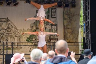 Mittweidaer feiern klein, aber fein - Die Zwillingsschwestern Carmen und Claudia zeigten am Sonntag auf der Bühne des historischen Marktes ein Programm aus Artistik, Musik und Charme.