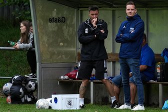 Mittweidaer Fußball-Trainer nach erstem Test: „Die Jungs haben alle Bock“ - Das neue Trainerduo von Germania Mittweida: Johannes Göbler (l.) und Kevin Frieden während der ersten Vorbereitungspartie.