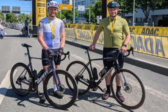 Mittweidaer Fußballbrüder strampeln bei Frankfurter Radrennen: „Markus ist eher der Windschattentyp“ - Lukas (l.) und Markus Pietsch haben am Maifeiertag beim Jedermannrennen in Frankfurt teilgenommen. Am Sonntag begegnen sich ihre Fußballteams wieder in der Mittelsachsenliga.