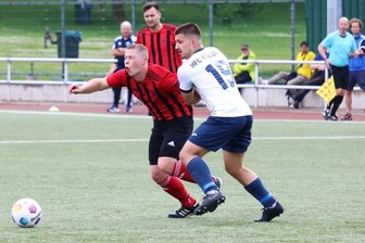 Mittweidaer Fußballer können Ausfälle nicht kompensieren - Foul oder kein Foul? Der Mittweidaer Nick Goeschel (l.) geht nach diesem Zweikampf mit dem Colditzer Justin Lungwitz zu Boden. Anschließend erzielt Colditz das 2:1.