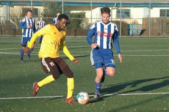 Mittweidaer Fußballer wollen vergangene Rückrunde schnell vergessen machen - Wie im vergangenen Jahr testen die Mittweidaer Kicker um Felix Reuther (r.) wieder gegen die SG Handwerk Rabenstein.