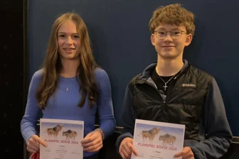 Mittweidaer Gymnasiasten sichern sich Top-Platzierungen im „Planspiel Börse“ - Matilda Kunick und Claudius Dudczig gehören zu den Siegern des Planspiels Börse.