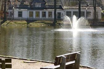 Idylle pur herrscht am Montagmittag im Park am Schwanenteich in Mittweida. Dennoch waren auf den Wegen und Sitzgelegenheiten kaum Menschen zu sehen.