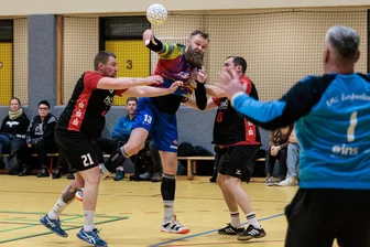 Mittweidaer Handballer setzen auf Emotionen – und auf laute Zuschauer - Zum Heimspiel gegen den TSV Oelsnitz kehren die Mittweidaer Handballer, hier mit Pierre Schmid beim Wurf, in die eigene Halle zurück, nachdem sie zuletzt in Claußnitz auf Torejagd gingen.