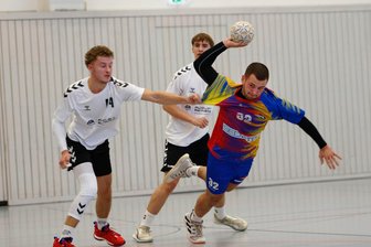 Mittweidaer Handballtrainer vor dem Saisonfinale: „Jeder weiß, worum es geht“ - Der Einsatz des Mittweidaers Jonas Werner (r.) für das letzte Saisonspiel am Samstag ist noch fraglich.