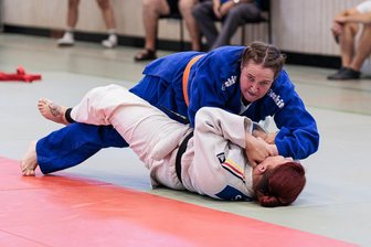 Mittweidaer Judoka greifen sich Landesmeistertitel - In der Bodenkampf-Disziplin lieferte sich die Mittweidaerin Daniela Rudolph (oben) enge Duelle mit ihrer Gegnerin Stephanie Scholz (BSV Adorf). Am Ende gewann sie einmal und verlor zweimal, wodurch sie neben dem Landesmeistertitel zusätzlich eine Silbermedaille holte.