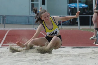 Mittweidaer Leichtathleten behaupten sich gegen internationale Konkurrenz - Emma Uhlemann vom LWV Geringswalde, hier bei einem Freiluft-Wettkampf in Rochlitz, gewann beim Jahresabschluss-Sportfest in Dresden im Weitsprung.