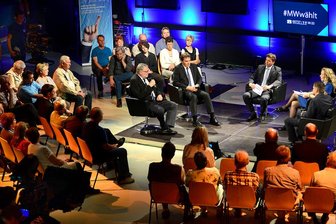 Mittweidaer OB-Kandidat stellt seine Ideen vor - Rund 100 Zuschauer kamen am Abend ins Medienzentrum der Hochschule zum Wahlforum.