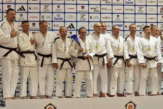 Mittweidaer Professor holt als Kämpfer und Trainer Edelmetall bei Judo-EM der Senioren in Sarajevo - Thomas Villmann (mit Pokal) wurde als Trainer des Ü-50-Nationalteams Europameister in Sarajewo.