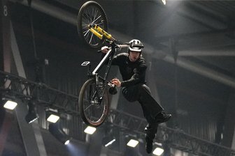 Mittweidaer Radsportler nach Bruchlandung bei Freestyle-Show: „Das waren krasse Sprünge“ - Max Fimmel bei einem seiner Sprünge während der Veranstaltung in der Chemnitzer Messe.
