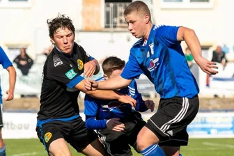 Mittweidaer Reserve glückt Revanche - Einen großen Kampf lieferten die Lunzenauer Fußballer, hier mit Kevin Glatz (l.) gegen Nick Goeschel, der zweiten Mannschaft von Germania Mittweida. Letztlich setzten sich die Gäste verdient durch. 
