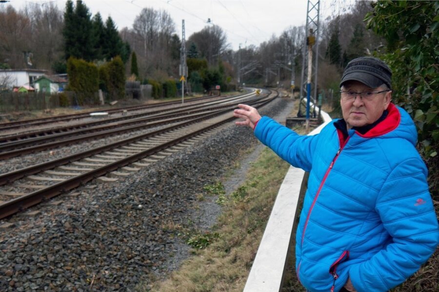 Mittweidaer rettet Mann vor dem Tod auf den Schienen - Klaus Teicher zeigt auf die Stelle auf den Gleisen, wo der 55-Jährige auf der Schiene gelegen hatte. Nachdem der73-Jährige ihn dort entdeckt und angesprochen hatte, griff er kurzerhand zu und rettete den Mann.