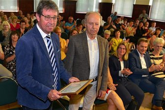 Mittweidaer Schulleiter Gerd Becker geht in den Ruhestand - Schulleiter Gerd Becker (l.) wurde in der Aula des Gymnasiums Mittweida in den Ruhestand verabschiedet. Sein Vorgänger, Bernd Tippmann, war auch dabei. Foto: Falk Bernhardt