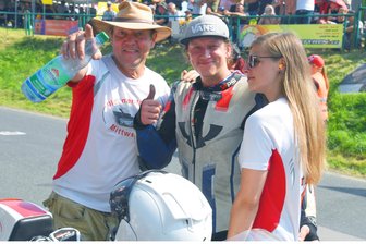 Mittweidaer Vater-Sohn-Duo gibt bei tschechischem Traditionsrennen Gas - Gerald Nestler, Sohn Moritz Nestler und dessen Freundin konnten sich in Tschechien gemeinsam freuen.