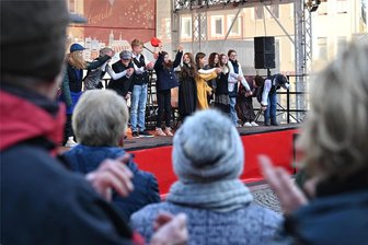 Mittweidaer Weihnachtszauber: Glanz, Genuss und Gulaschkanone - Auch die Mädchen und Jungen der Theater-AG des Gymnasiums Mittweida traten auf. Viel Applaus war der Lohn.