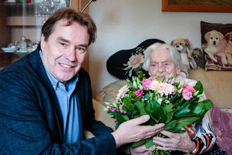 Mittweidas älteste Bürgerin ist mit 105 Jahren immer noch aktiv - Oberbürgermeister Ralf Schreiber gratulierte Hildegard Klienz zu ihrem 105. Geburtstag.