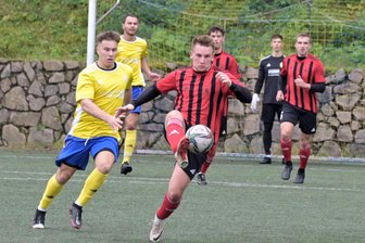 Mittweidas Fußballer lassen bei Kellerkind Punkte liegen - Die Mittweidaer um Niklas Poppitz (am Ball) verpassten die Chancen zur frühen Führung und bekamen dafür die Quittung.