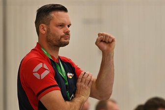 Mittweidas Handballer sorgen spät für die Entscheidung - Geschafft: Fortschritt-Coach Jan Müller freut sich über die nächsten zwei Punkte gegen Union Chemnitz II. Fast hätte der Trainer dabei auch selbst mitgespielt.