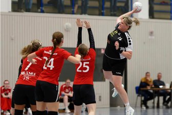 Mittweidas Handballerinnen reichen gegen den Spitzenreiter 16 Treffer - Die TSV-Spielerin Lisa Bertram (r.) erzielte 2 Treffer gegen den HC Glauchau/Meerane III. Foto: Mario Hösel