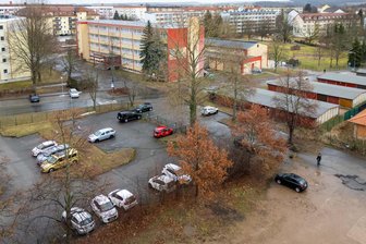 Mittweidas Neubaugebiet: Grüne Achse soll mehr Sicherheit und Lebensqualität bringen - Das Areal zwischen Lutherstraße und Leisniger Straße in Mittweida soll neu gestaltet werden. Im Hintergrund die Grundschule „Bernhard Schmidt“.