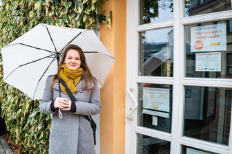 Mittweidas neue Stadtmanagerin: Frederike Bremer (26) bringt frischen Wind für die Hochschulstadt - Frederike Bremer (26) vor ihrem neuen Büro an der Hinterseite vom Rathaus 2, Rochlitzer Straße 3, in das man über die Frongasse gelangt. Telefonisch ist Mittweidas neue Citymanagerin unter Ruf 0151/57682572 zu erreichen.