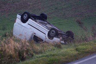 Mittwochfrüh in Kuhschnappel: VW Caddy überschlägt sich und landet auf dem Dach - Der VW Caddy liegt neben der Umgehungsstraße zwischen der A4 Hohenstein-Ernstthal und St.-Egidien.