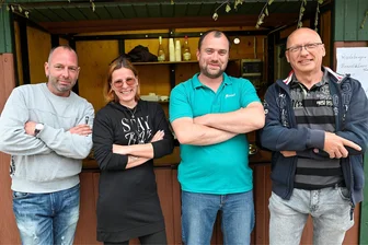 Mittwochs wird ausgeschenkt: Adorf hat jetzt einen Stammtisch mitten auf dem Markt - Zum Maibaum-Verein gehören Uwe Fischer, Manuel Schanz, Janine Reinhardt und Marcus Dölling (von rechts). Nicht auf dem Bild sind Melanie Miszewski, Florian Fischer, Jason Woldert und Lars Hermersdorfer.