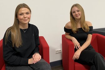Mobbing, Handysucht, Toilettenverbot: Was Plauens Jugendliche bewegt und wer ihnen jetzt helfen will - Amely Kropfgans (links) und Leonie Rowan setzen sich für Plauens Kinder und Jugendliche ein.