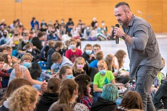 Mobbing in der Schule: Lions holen Experten nach Glauchau - Seit einigen Jahren tourt der Schauspieler Carsten Stahl durch Schulen und erklärt die Mechanismen von Mobbing.