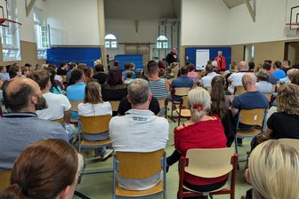 Mobbing: Schule im Erzgebirge ruft Carsten Stahl zu Hilfe - Rund 250 Besucher sind am Montagabend zum öffentlichen Elternabend mit Carsten Stahl in die Turnhalle der Oberschule Jöhstadt gekommen. Es war der Abschluss am „Tag für Toleranz und gegen Mobbing“ an der Bildungseinrichtung.