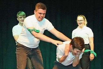 Mobbing und Leistungsdruck: Crimmitschauer Gymnasiasten spielen Theater - Neu interpretiert haben die Mitglieder des Theaterprojekts ein Stück aus dem Jahr 1937. Die "Mobber-Szene", die am Mittwochnachmittag unter anderem geprobt wurde, ist eindringlich und beängstigend.